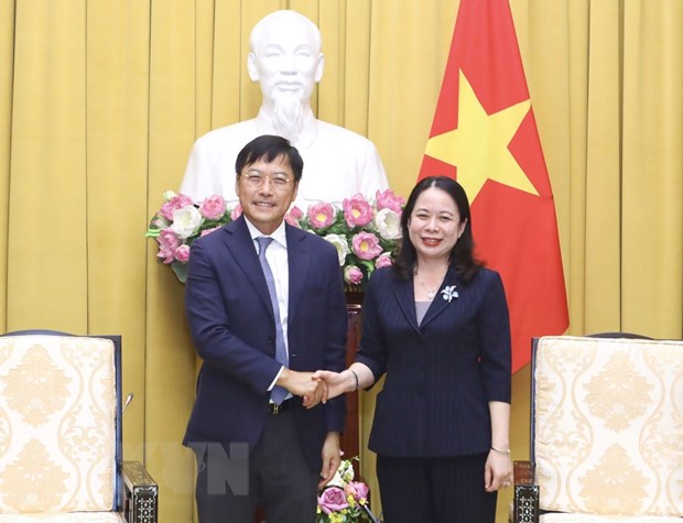 La vicepresidenta Vo Thi Anh Xuan recibe al presidente del grupo empresarial AIA