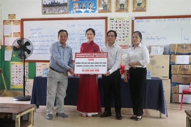 Donaciones a los estudiantes de la escuela primaria de la amistad Khmer-Vietnam en Camboya