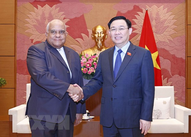 Fortalecimiento de las relaciones tradicionales con Cuba y Rusia