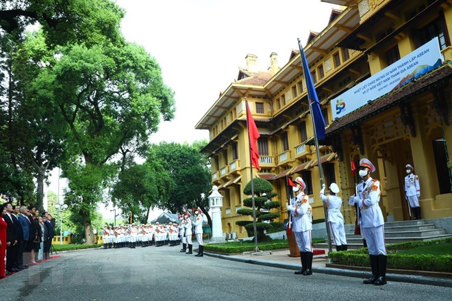 Izado de bandera en Hanói para conmemorar el 55 º aniversario de la fundación de la ASEAN