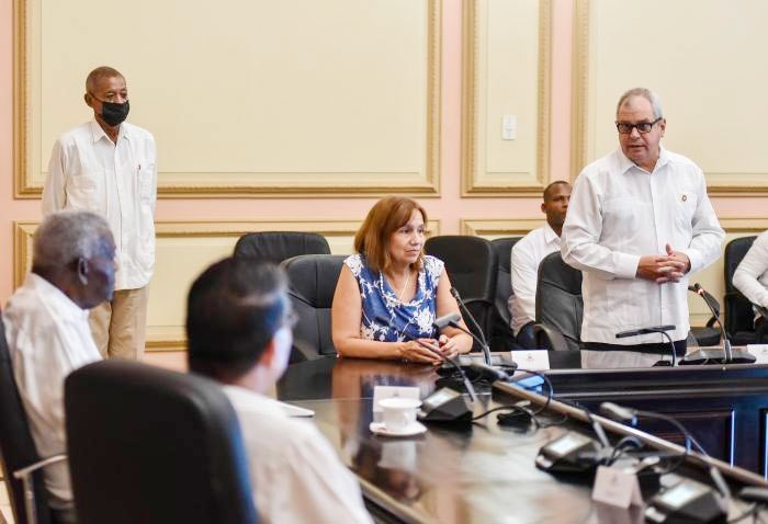 El presidente de la Asamblea Nacional de Vietnam entrega donaciones a su homólogo cubano