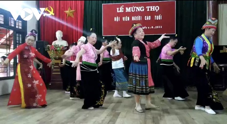 Una familia de la etnia Thai apasionada por preservar su cultura indígena en Son La