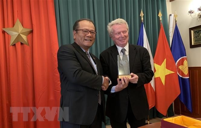 Escritor checo gana premio del servicio nacional de información vietnamita
