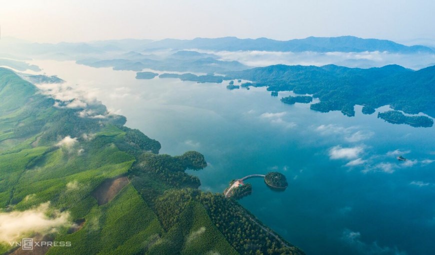 Contemplar el majestuoso paisaje de la montaña Nam Gioi