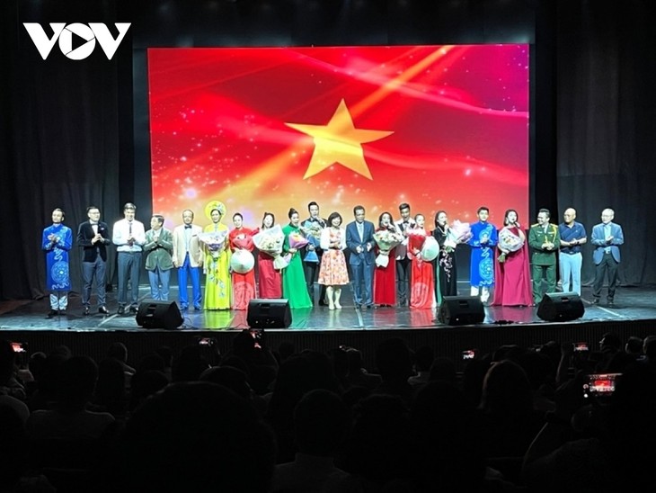 El programa de arte único Melodías de la patria para la comunidad vietnamita en Rusia