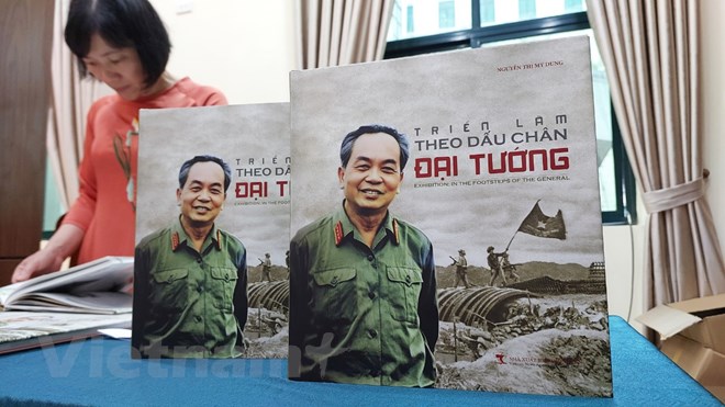 Presentación de un libro de fotopoesía sobre el general Vo Nguyen Giap