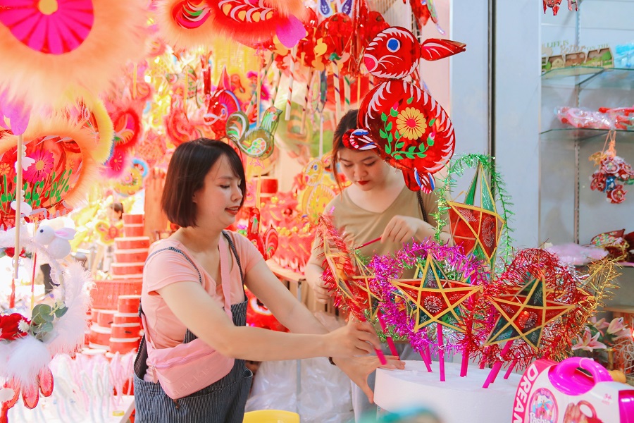 La calle Hang Ma se vuelve agitada a medida que se acerca el Festival del Medio Otoño