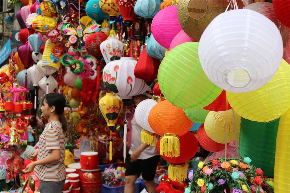 Aldea artesanal de farolillos en Vietnam ocupada antes del festival de mediados de otoño