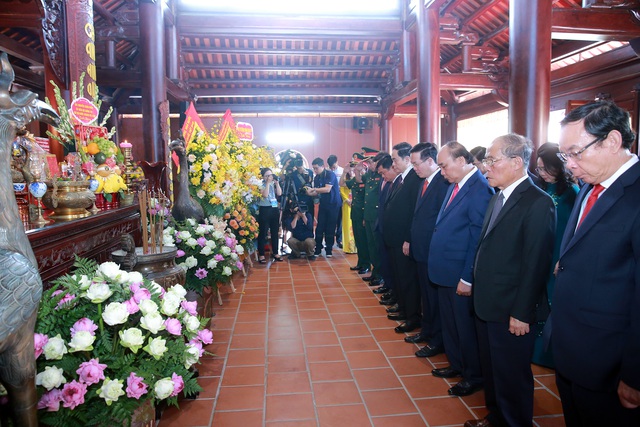 Líderes rinden homenaje al difunto secretario general del Partido Comunista Le Hong Phong