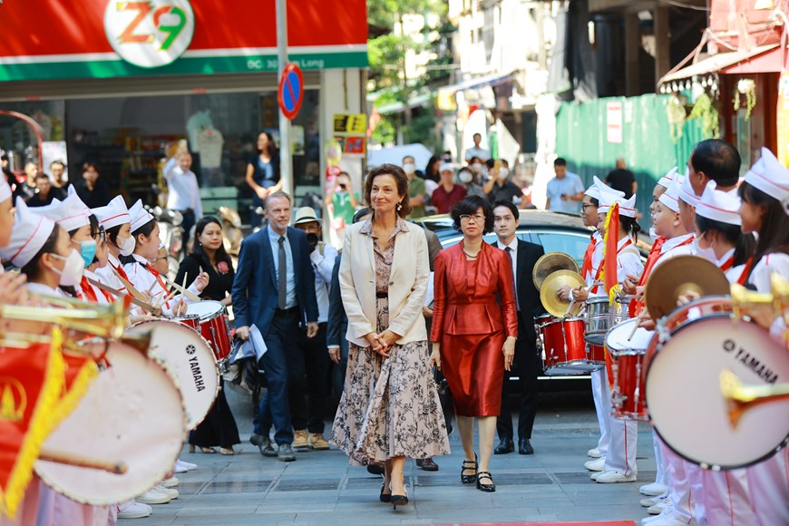 La directora general de la UNESCO asiste al acto de apertura de la Escuela Secundaria Ngo Si Lien