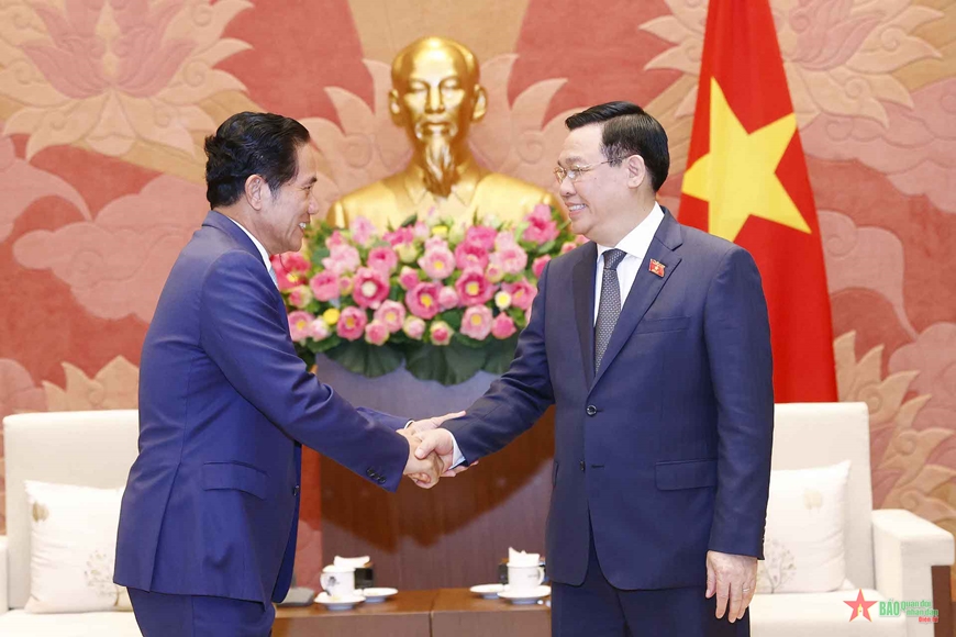 El presidente de Asamblea Nacional se reúne con el gobernador de Phnom Penh de Camboya
