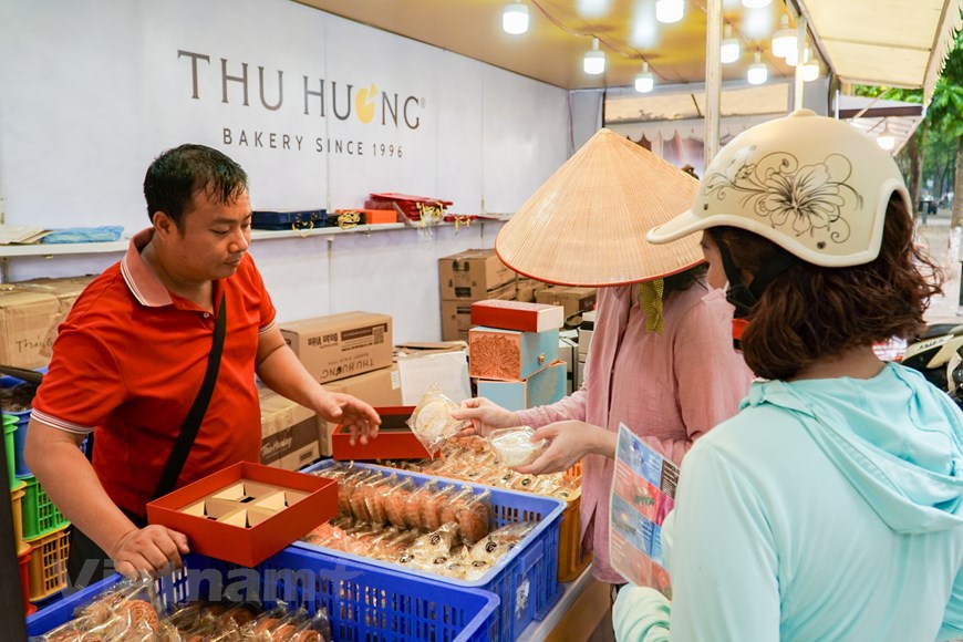 Habitantes capitalinos hacen cola para comprar tradicionales pasteles de luna