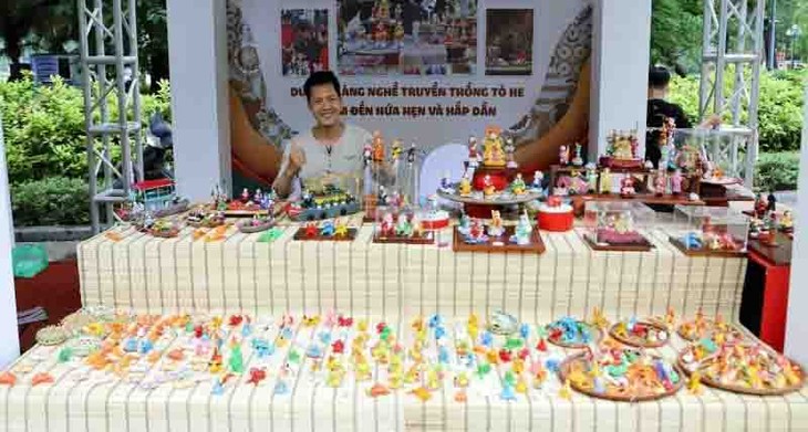 Un joven artesano que aprecia el valor del juguete tradicional “Tò he”