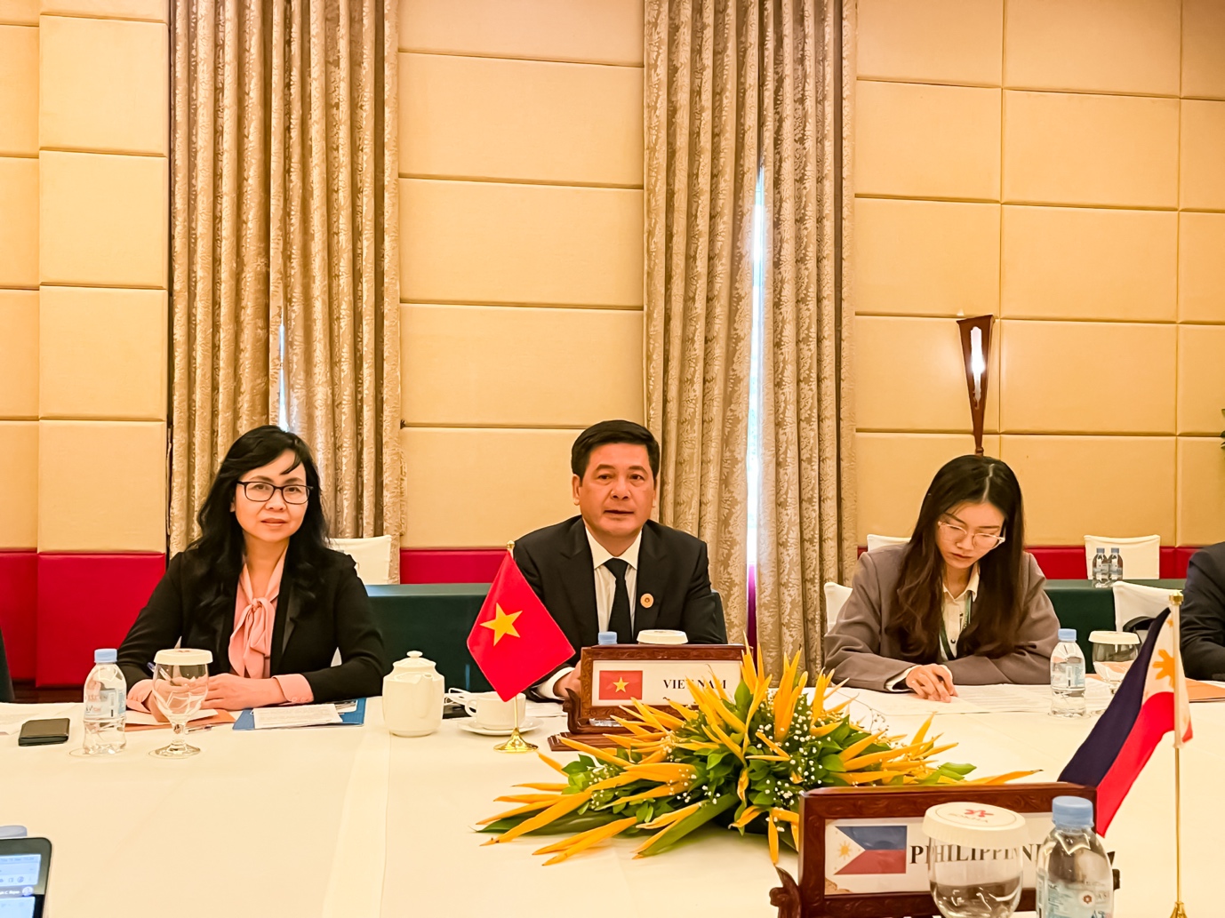 Conversaciones entre Vietnam y Filipinas al margen de la 54 º Reunión de Ministros de Economía de la ASEAN