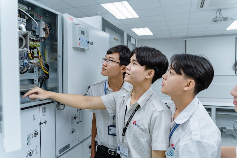 Cooperación entre empresas y academia para fomentar las habilidades de los estudiantes vietnamitas