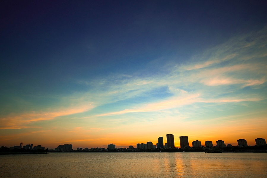 Romántico lago oeste en otoño
