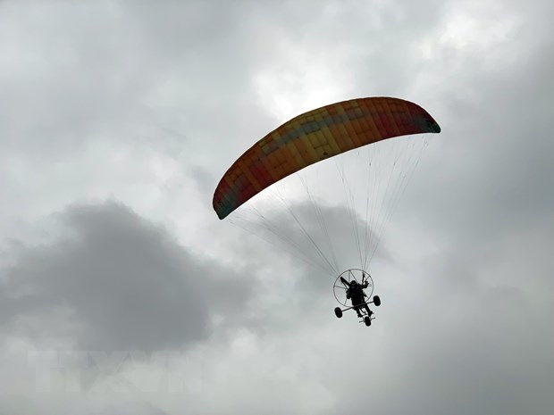 Cien pilotos vietnamitas y extranjeros participan en Festival de Parapente Khau Pha