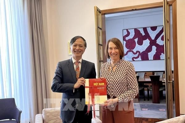 Titular del Senado australiano aprecia nexos bilaterales con Vietnam
