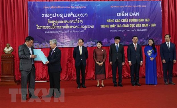 Vietnam y Laos fomentan cooperación en educación