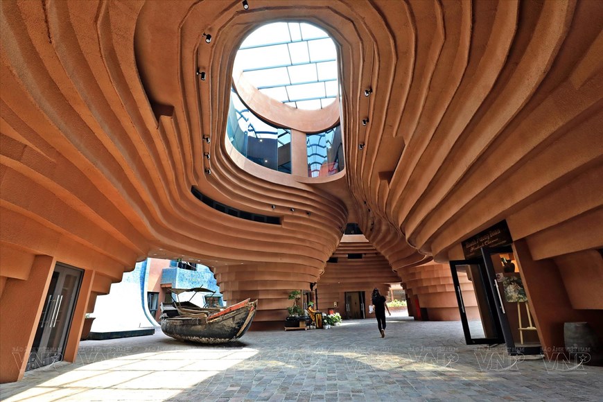 Tocadiscos gigantes de cerámica en el Museo de Bat Trang