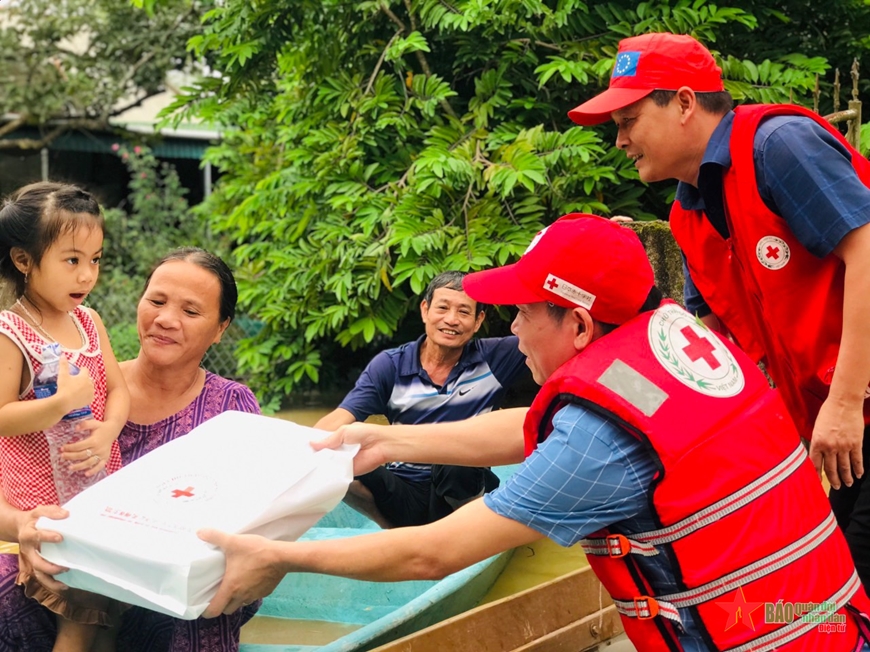 La Cruz Roja de Vietnam despliega ayuda de emergencia a las familias afectadas por las inundaciones en las provincias de Nghe An y Ha Tinh
