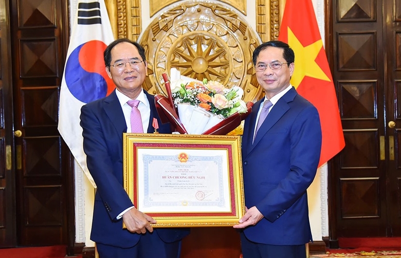 Entrega de Medalla de la Amistad al embajador surcoreano en Vietnam