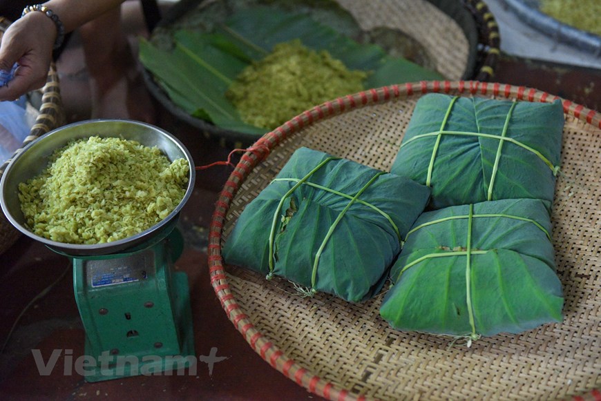 El pueblo de Me Tri bullicioso día y noche para la mayor cosecha de arroz glutinoso verde del año