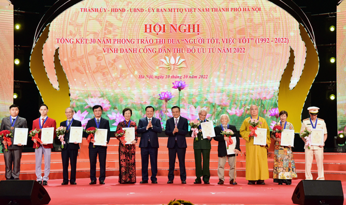 Honran a diez ciudadanos más destacados de la capital de Ha Noi