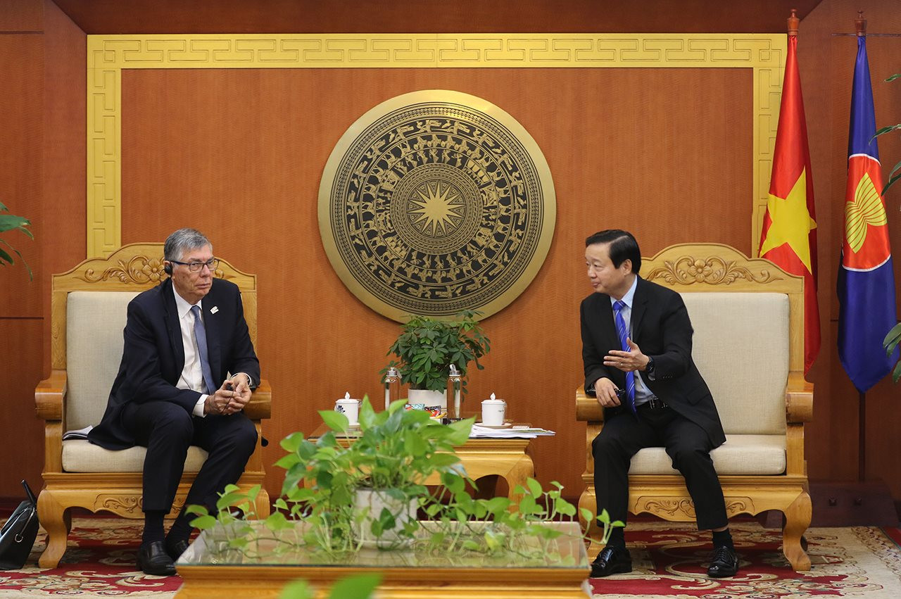 Ministro de Recursos Naturales y Medio Ambiente Tran Hong Ha recibió al presidente de la Cámara de Comercio Europea