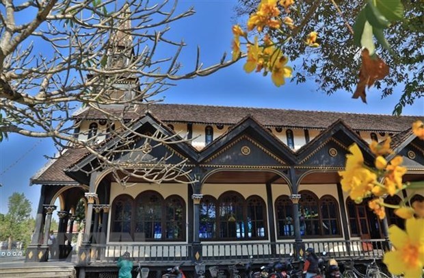 Deslumbrante Catedral de Kon Tum en Altiplanicie Occidental de Vietnam