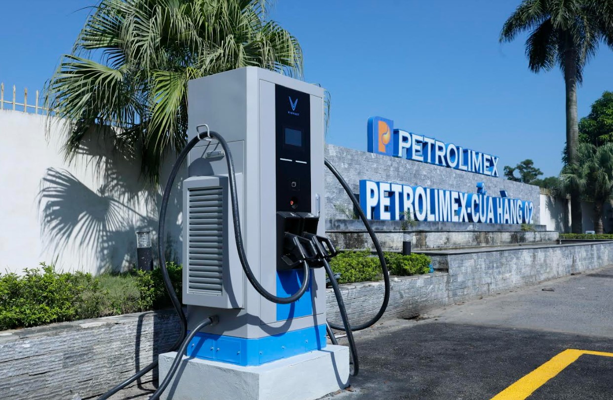 VinFast lanza servicios de carga en gasolineras de Petrolimex