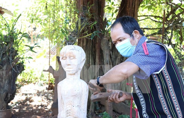 Conservar estatuas de madera de Altiplanicie Occidental de Vietnam