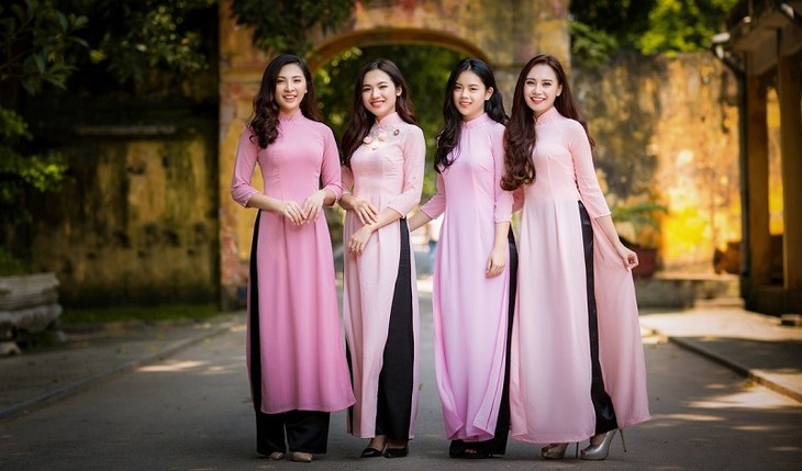 La belleza de las mujeres vietnamitas a través del traje tradicional “Ao dai”