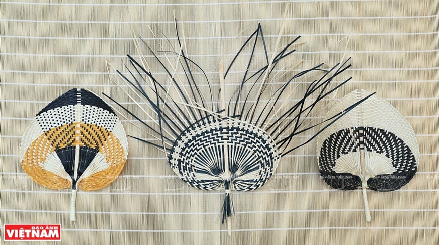 Desarrollan aldea vietnamita de oficio de abanicos hechos a mano con hojas en Binh Xa