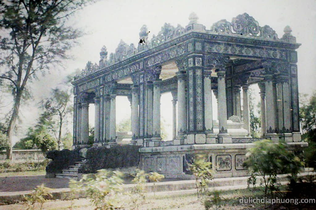 Tumba de piedra de 100 años dentro de Hanoi
