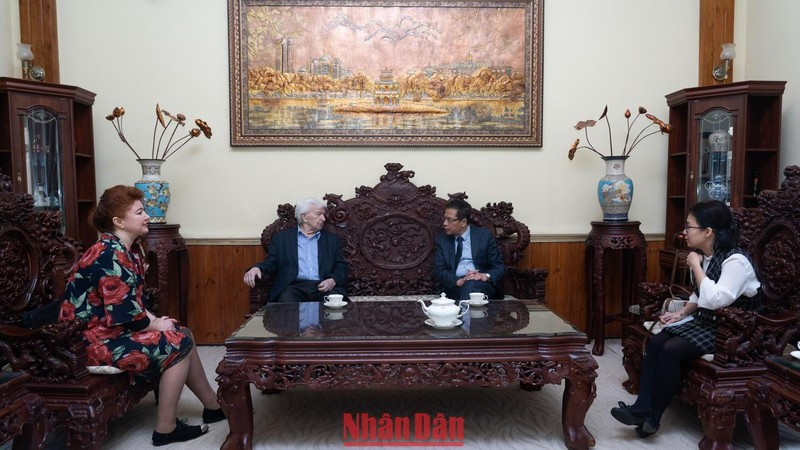 Establecer una biblioteca sobre Vietnam en Rusia