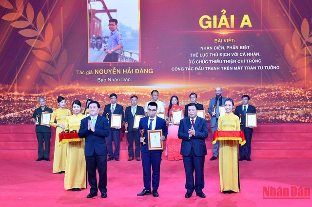 Premiar a los ganadores del concurso de protección de la base ideológica del Partido Comunista de Vietnam