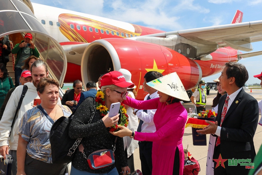 Primer vuelo directo desde Kazajstán aterriza en Khanh Hoa