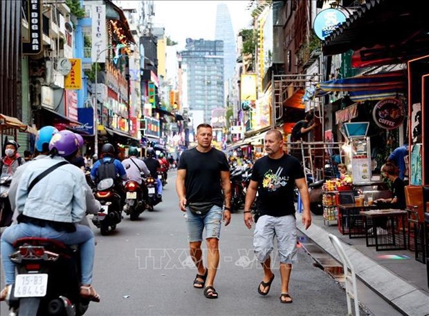 Vietnam recibe más de 2,35 millones de turistas extranjeros en primeros 10 meses de 2022