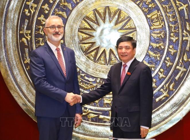 Vietnam y Hungría fortalecen la cooperación parlamentaria