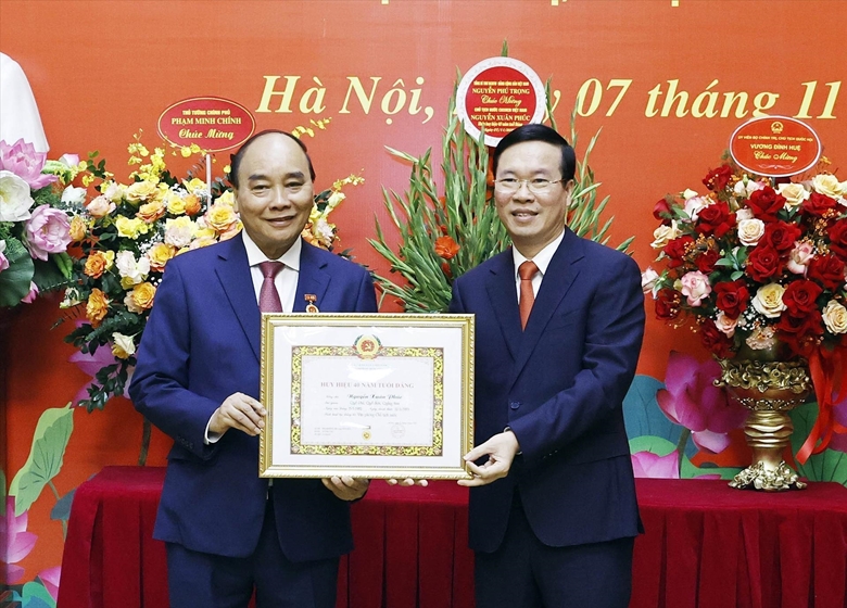 Presidente Nguyen Xuan Phuc recibe insignia de 40 años de membresía del Partido Comunista de Vietnam