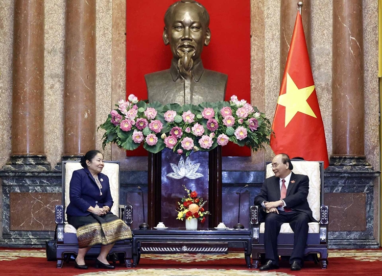 Vietnam y Laos comparten experiencias en labores de construcción del Partido