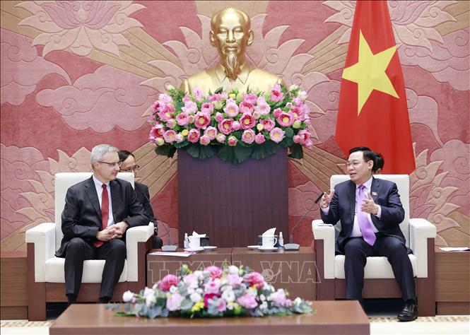 El presidente de la Asamblea Nacional recibe al nuevo embajador de Francia en Vietnam