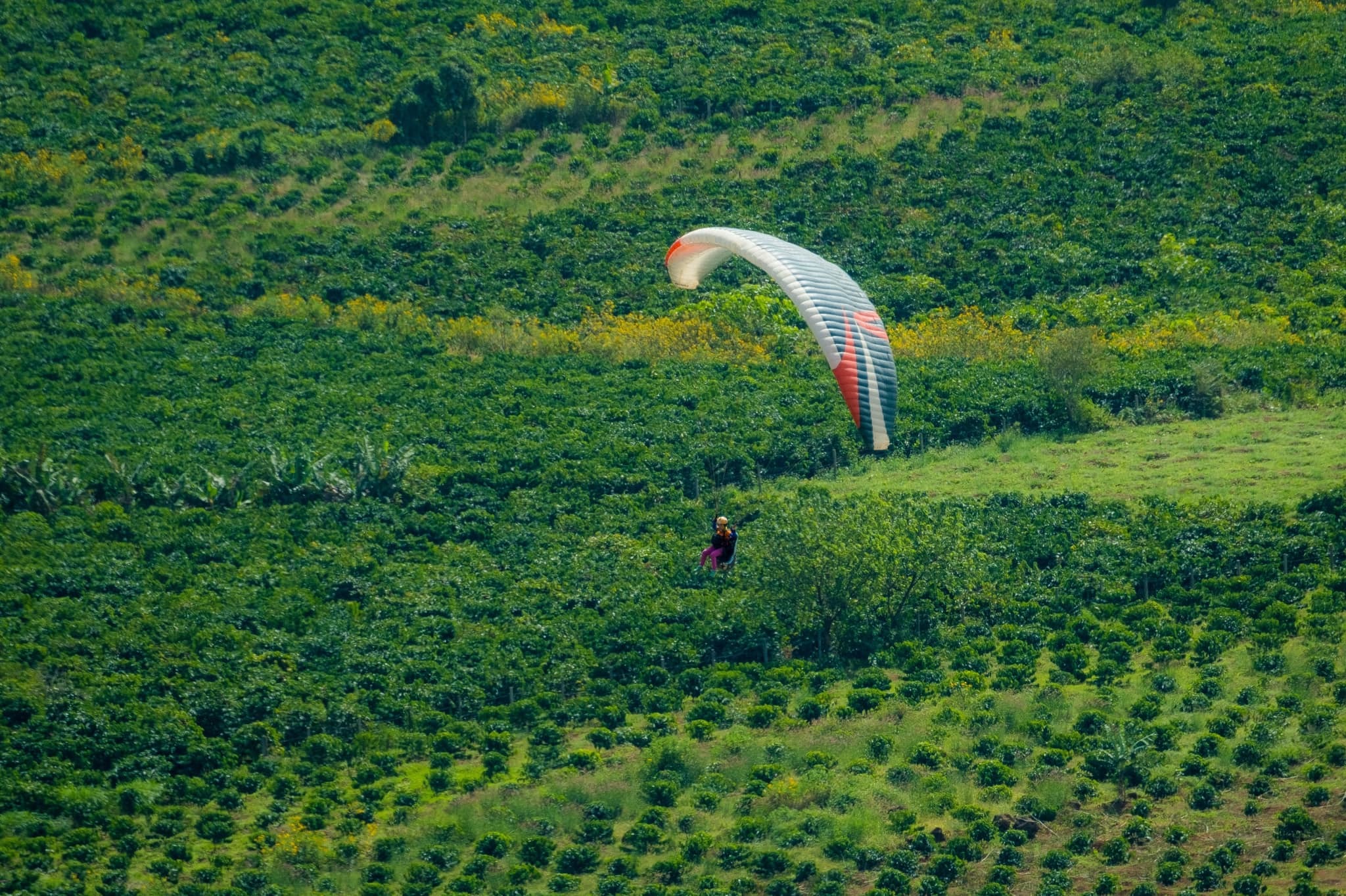 Parapente sobre un volcán inactivo de un millón de años en las tierras altas centrales