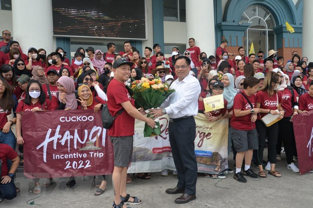 Quang Ninh recibe al grupo más grande de turistas extranjeros tras la pandemia de COVID-19
