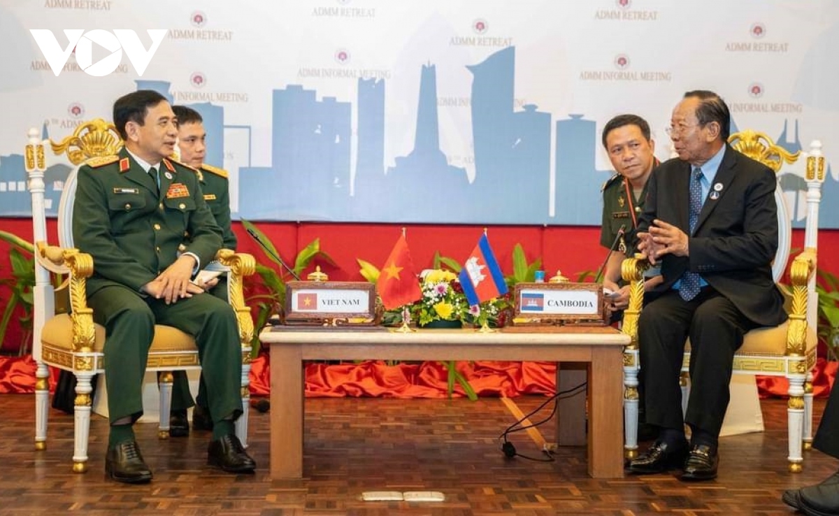 El ministro de Defensa Nacional de Vietnam se reúne con sus homólogos de Camboya y China