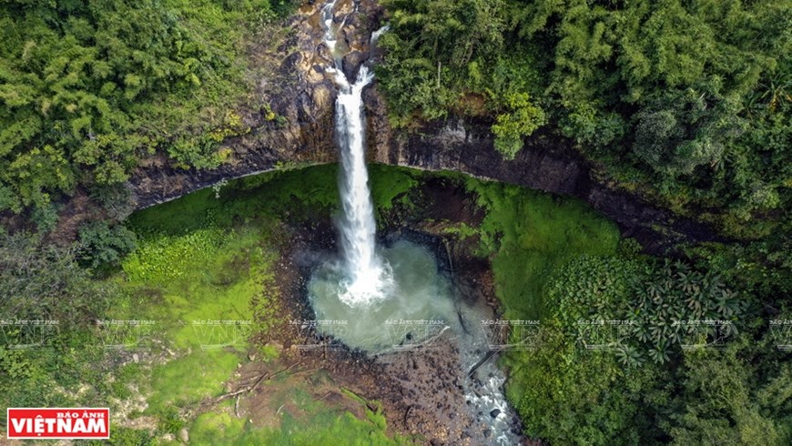 Cascada prístina de Lieng Nung en Vietnam