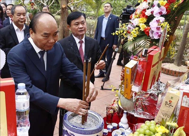 Presidente vietnamita ofrece incienso en homenaje a antepasados ​​en Nghe An
