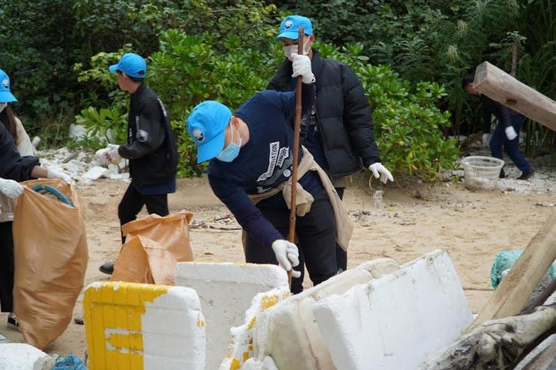 Jóvenes vietnamitas unidos por el océano azul