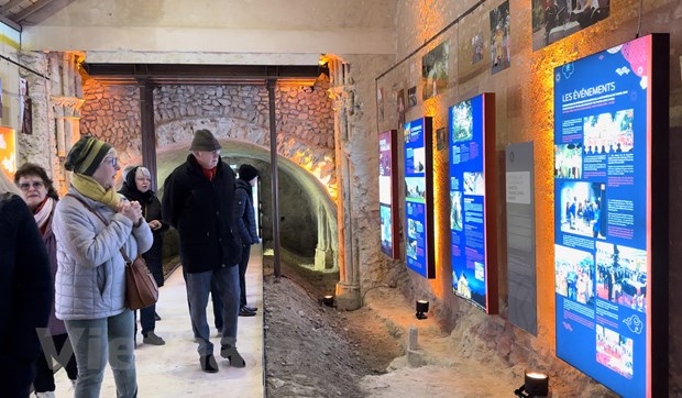 Artefactos arqueológicos de Ciudadela Imperial de Thang Long en exhibición en Provins, Francia